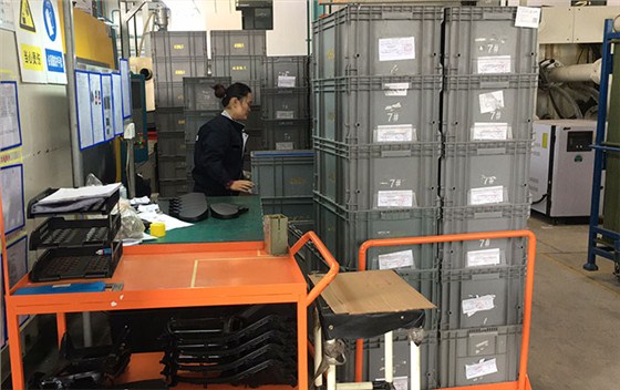 塑料周轉(zhuǎn)箱在倉庫