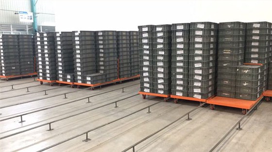 塑料周轉(zhuǎn)箱在廠區(qū)