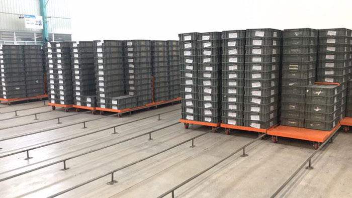 塑料周轉箱在廠區(qū)